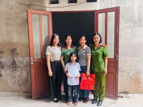 Công an xã Hoàng An duy trì hiệu quả Chương trình “Mẹ đỡ đầu - Kết nối yêu thương”.