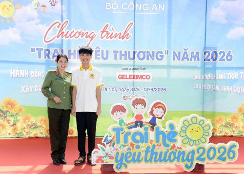 Em Lò Thái Tú chụp ảnh cùng Thượng tá Vũ Thị Thúy Hà, Trưởng Ban Phụ nữ Công an tỉnh Phú Thọ tại Chương trình "Trại hè yêu thương" do Bộ Công an tổ chức.