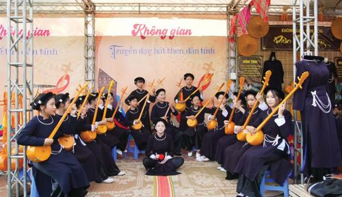 Truyền dạy hát Then, đàn tính cho thế hệ trẻ.