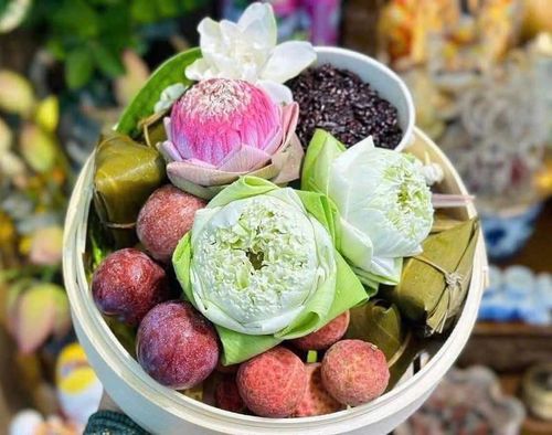 Mâm lễ Tết Đoan Ngọ với bánh gio, rượu nếp và hoa quả theo mùa được nhiều gia đình lựa chọn.