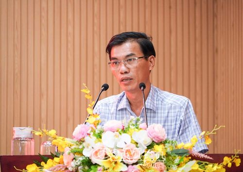 Bí thư Đảng ủy phường Láng Tròn Bùi Thanh Toàn báo cáo những kết quả đạt được trong công tác chỉnh lý, số hóa và bàn giao tài liệu của địa phương.