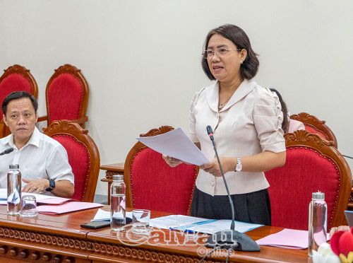 Phó Giám đốc Sở Nội vụ Nguyễn Thuỳ Như báo cáo tiến độ thu thập, rà soát và chuẩn hoá tư liệu.