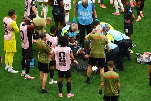 Đội ngũ y tế sơ cứu cho Kone. (Ảnh: Reuters)