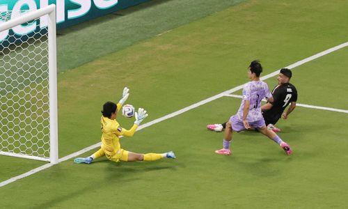 Kim Seung-gyu có nhiều pha cản phá xuất sắc nhưng lại mắc sai lầm tai hại. (Ảnh: Reuters)