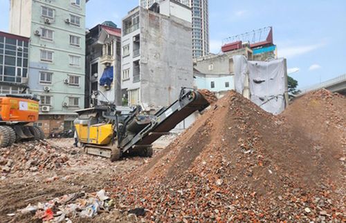Dây chuyền nghiền phế thải tại công trường giải phóng mặt bằng phục vụ thi công dự án đường Vành đai 2,5 đoạn qua địa bàn phường Thanh Xuân. Ảnh: Minh Hạnh