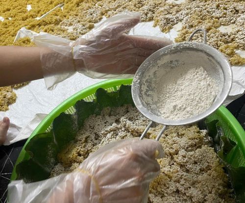 Từng lớp cơm được cho vào rổ, kết hợp rây thêm men trước khi đem ủ. Mỗi mẻ cơm rượu thường cần 2-3 ngày để hoàn thiện. Ảnh: Tuệ Lâm
