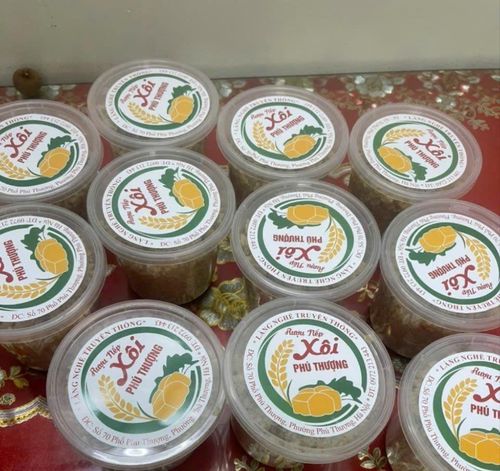 Những hộp cơm rượu nếp Phú Thượng mang thương hiệu làng nghề được hoàn thiện trước khi đến tay người tiêu dùng. Ảnh: Tuệ Lâm