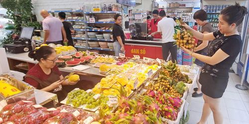 Người tiêu dùng mua hoa quả cúng Tết Đoan Ngọ tại cửa hàng tự chọn Kim Liên. Ảnh: Hoài Nam