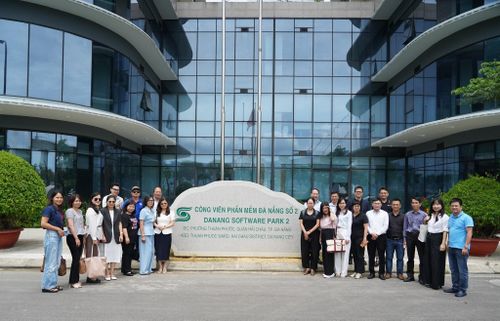 Đoàn công tác chụp ảnh lưu niệm tại Khu Công viên phần mềm Đà Nẵng số 2