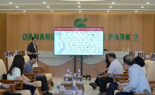 Bà Đào Thị Thanh Thảo, Phó Giám đốc Phụ trách DSAC giới thiệu hệ sinh thái vi mạch bán dẫn và AI của TP Đà Nẵng