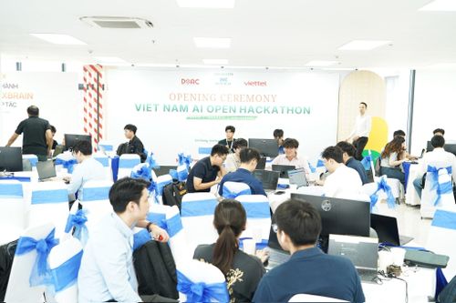Các kỹ sư trẻ say sưa làm việc trong các không gian mở của DSAC