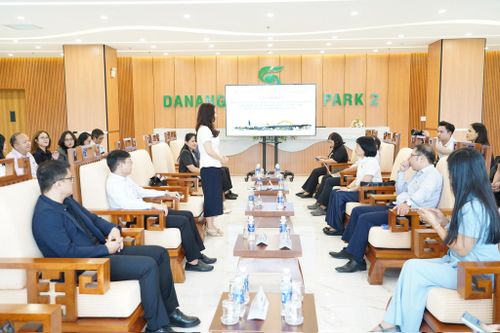 Bà Phạm Thị Ngọc Quyên, Phó Giám đốc Sở Khoa học và Công nghệ thành phố Đà Nẵng trao đổi với đoàn công tác