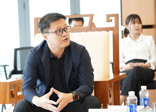 Ông Nguyễn Bảo Anh, đồng sáng lập, Giám đốc điều hành Công ty cổ phần VSAP LAB trao đổi với các nhà báo về Dự án Phòng thí nghiệm phục vụ sản xuất công nghệ đóng gói tiên tiến cho vi mạch bán dẫn tại Đà Nẵng
