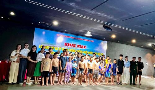 Đại diện UBND phường, huấn luyện viên, Ban quản lý các bể bơi và học viên các lớp phổ cập bơi tại lễ khai mạc Ảnh: ND