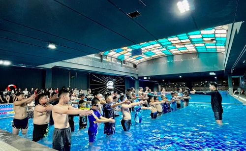 Các học viên khởi động và học các động tác đầu tiên. Ảnh: ND