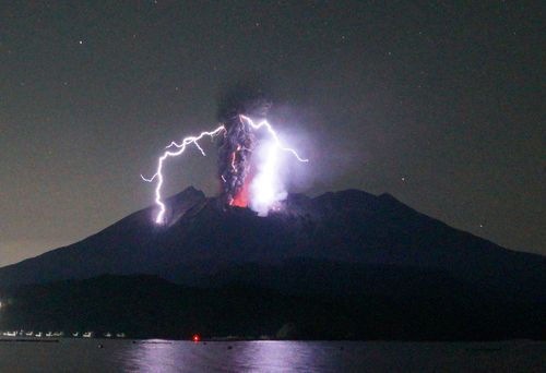 Vào ngày 24 tháng 10 năm 2023, tro núi lửa phun trào từ miệng núi lửa Sakurajima, kèm theo tiếng sấm núi lửa và tro bụi đã phun trào trong khoảng một giờ.