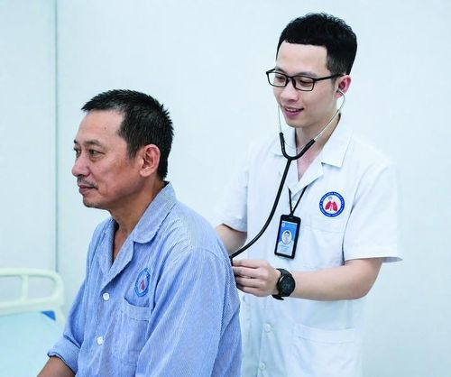 ThS.BSNT. Phan Hữu Kiệm, Bệnh viện Phổi Hà Nội nhận định, báo chí chính thống giữ vai trò quan trọng trong việc kiểm chứng và định hướng thông tin y tế trước làn sóng tin giả trên không gian mạng.