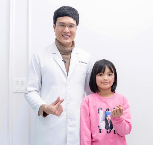 BS. Tâm bên bé Khánh Ly (SN 2013, quê Lục Yên, Yên Bái cũ), cô bé mắc bớt Ota xanh đen vùng gò má trái. Ảnh trong bài: Bác sĩ cung cấp, bệnh nhân đồng ý chia sẻ hình ảnh.