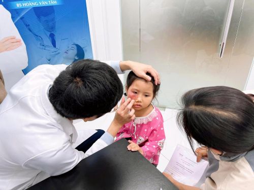 BS Tâm thăm khám cho một trường hợp bệnh nhân.