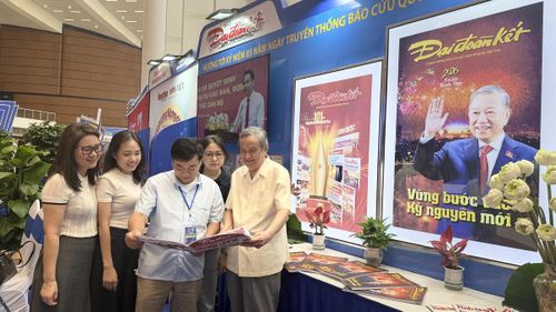 Nhà báo Kim Toàn ( bút danh Cao Kim) cựu phóng viên Báo Giải Phóng, nguyên Tổng Biên tập Báo Hải Phòng đến thăm gian trưng bày Báo Đại đoàn kết tại hội báo toàn quốc năm 2026 (Ảnh: Quang Vinh)