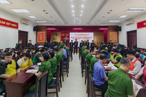  Công an Hà Nội làm việc với các đối tượng trong đường dây lừa đảo hợp đồng kỳ nghỉ. Ảnh: Công an cung cấp.