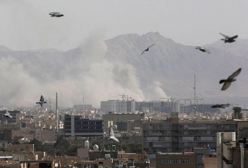  Những con chim bay lượn trên bầu trời sau một cuộc không kích vào Tehran ngày 28/2. Ảnh: Reuters 
