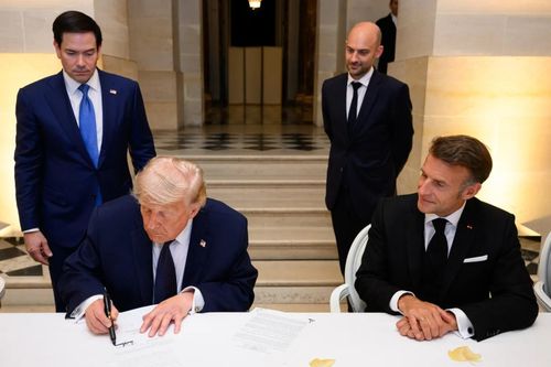  Tổng thống Donald Trump ký bản ghi nhớ 14 điểm với Iran hôm 17/6. Ảnh: Nhà Trắng 