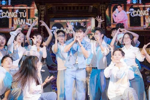  MONO biểu diễn trong sự kiện ra mắt MV, ngày 19/5. Ảnh: Cổng Thông tin điện tử thành phố Huế. 
