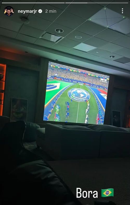 Neymar theo dõi các đồng đội thi đấu.