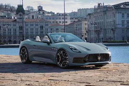  Maserati GranCabrio Folgore là mẫu xe mui trần thuần điện đầu tiên trong phân khúc. Xe sử dụng hệ truyền động 3 motor điện, hệ dẫn động 4 bánh cùng công nghệ phân bổ mô-men xoắn điện tử nhằm tối ưu khả năng bám đường. 