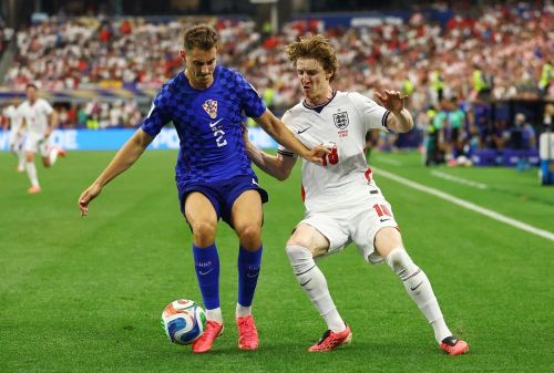  Gordon được chọn đá chính nhưng không thể hiện được nhiều trước Croatia. Ảnh: Reuters.