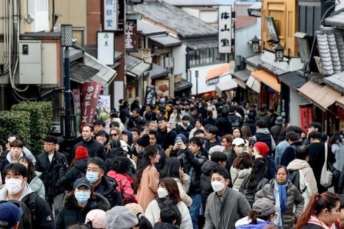  Du khách đi bộ trên con đường dẫn đến chùa Kiyomizu-dera ở Kyoto, Nhật Bản, ngày 13/1/2025. Ảnh: Paul Miller. 