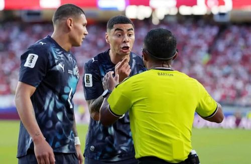  Việc thiếu vắng ngôi sao số một Almiron suýt khiến Paraguay trả giá. Ảnh: Reuters. 