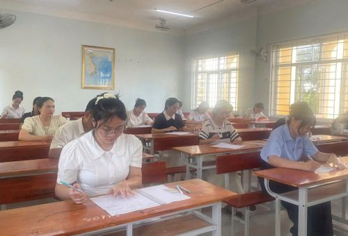 Các thí sinh làm bài thi tuyển