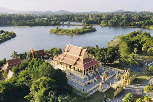 Làng Văn hóa - Du lịch các dân tộc Việt Nam là đơn vị sự nghiệp công lập trực thuộc Sở Văn hóa và Thể thao TP Hà Nội