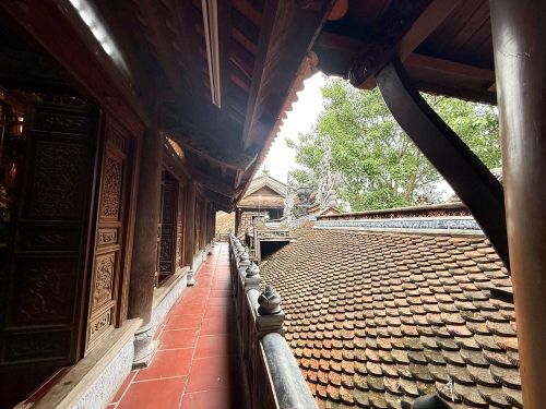 Ngôi đền được xây theo lối kiến trúc truyền thống của vùng đồng bằng Bắc Bộ, với những góc mái đền vút cong