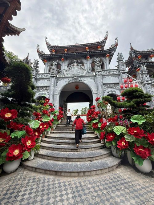 Du khách có thể tản bộ vãn cảnh tại đền, cảm nhận sự an yên giữa không gian bình yên, thanh tịnh