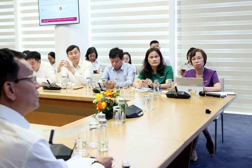 Từ phải qua: Nhà báo Vũ Việt Trang, Ủy viên Ban Thường vụ Đảng ủy các cơ quan Đảng Trung ương, Bí thư Đảng ủy, Tổng giám đốc Thông tấn xã Việt Nam, Phó trưởng ban Tuyên giáo và Dân vận Trung ương; Nhà báo Nguyễn Thị Sự - Ủy viên Ban Thường vụ Đảng ủy TTXVN, Phó Tổng Giám đốc TTXVN, Chủ tịch Liên chi hội Nhà báo TTXVN