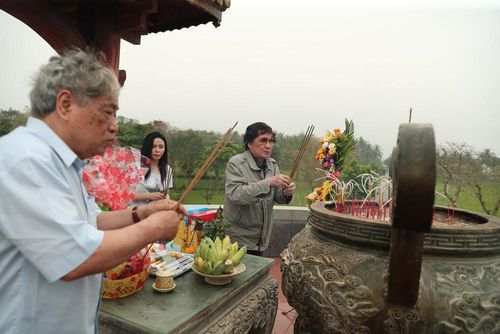 Nhà báo Trần Mai Hạnh (phải) và nhà báo Trần Mai Hưởng dâng hương tưởng niệm tại thành cổ Quảng Trị, 3/2024