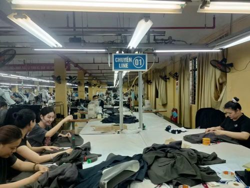 Sản xuất hàng may mặc xuất khẩu tại Trường đại học Công nghiệp và Thương mại Hà Nội.