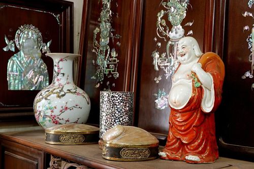 Những sản phẩm khảm trai chính là tài sản quý giá của những người thợ khảm. (Ảnh: HÀ THƯƠNG)