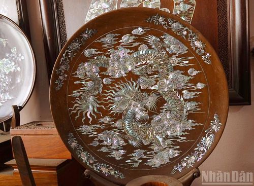 Những đường nét tinh xảo của một sản phẩm khảm trai. (Ảnh: HÀ THƯƠNG)