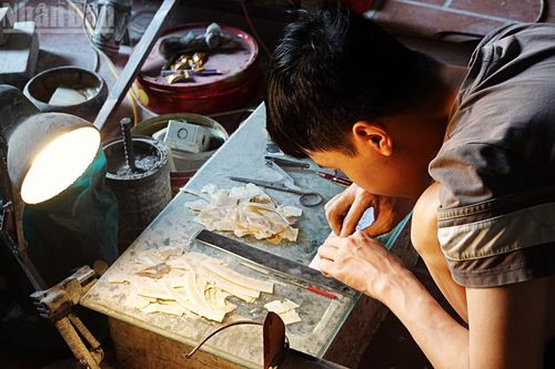 Phải mất rất nhiều thời gian để tay nghề trở nên thuần thục. (Ảnh: HÀ THƯƠNG)