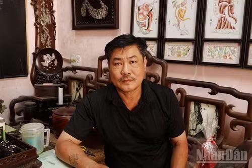 Ông Hải là nghệ nhân có tiếng ở làng Chuôn Ngọ. (Ảnh: HÀ THƯƠNG)