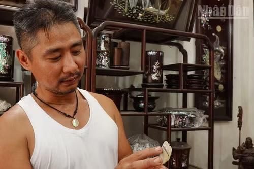 Anh Thanh giới thiệu về tấm khảm trai hình lá bồ đề. (Ảnh: HÀ THƯƠNG)