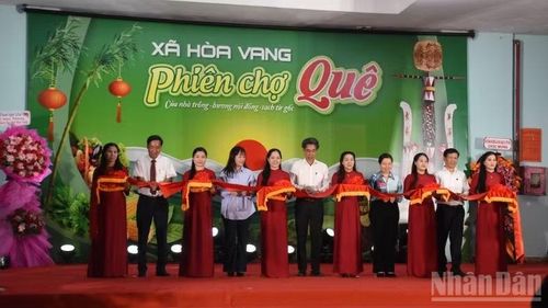 Các đại biểu thực hiện nghi thức cắt băng khai mạc phiên chợ.