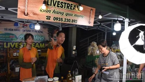 Phiên livestream bán hàng trực tiếp tại phiên chợ.