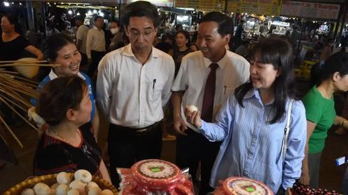 Nhiều sản phẩm đặc trưng của người dân Hòa Vang mang đến phiên chợ.