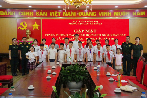  Các cháu học sinh vui mừng, phấn khởi được đón nhận các phần quà ý nghĩa.