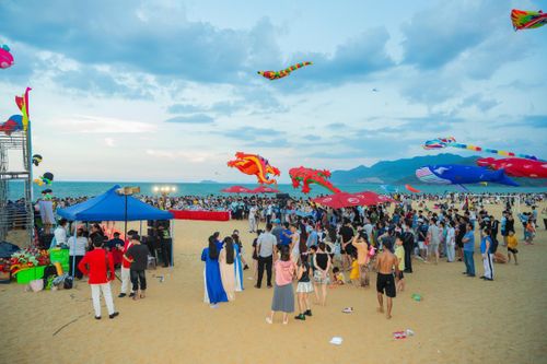 Người dân thích thú xem liên hoan diều